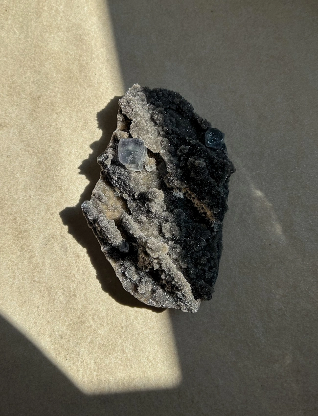 Calcedonio nero con Fluorite blu cubica